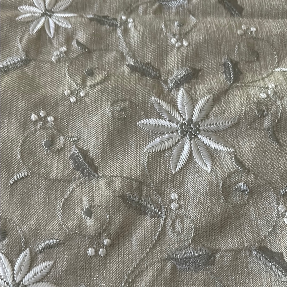 Elegant Cream and White Floral Table Runner